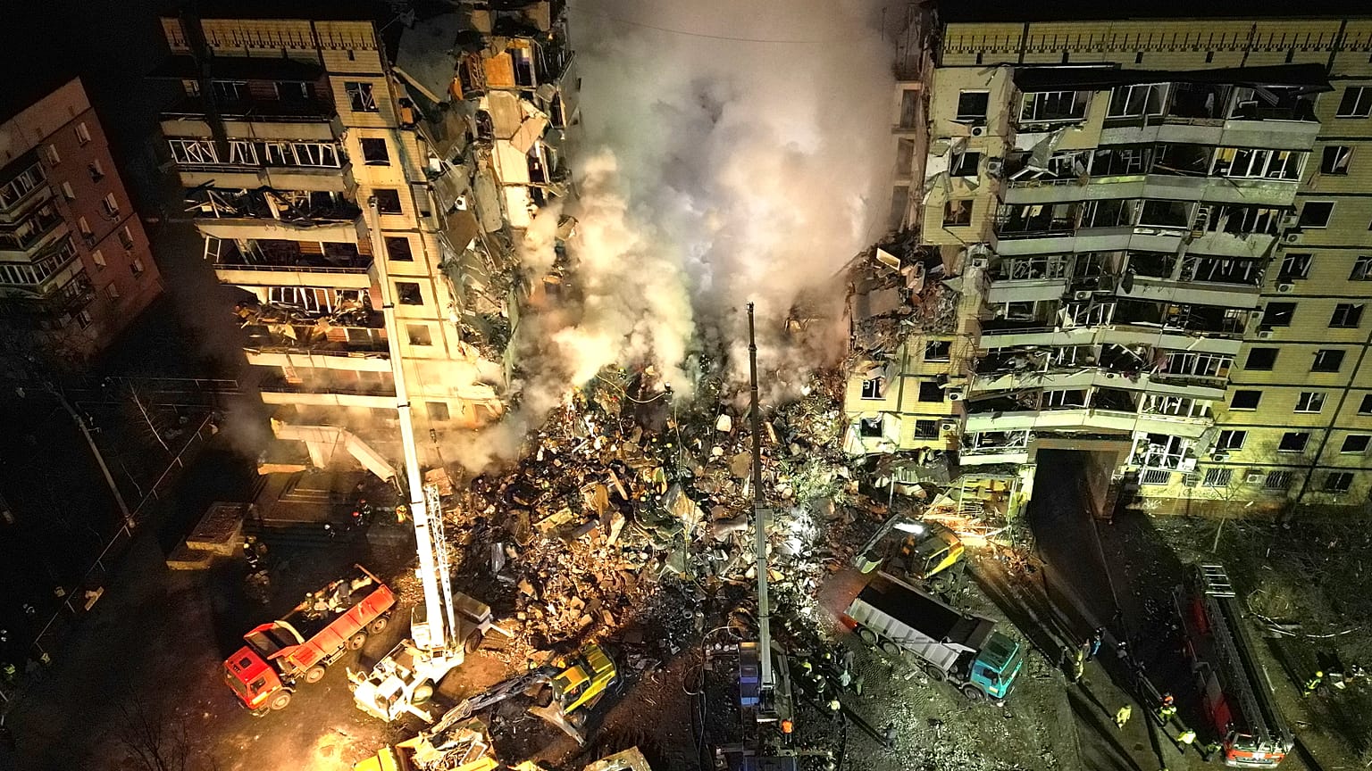 Ρωσικό χτύπημα σε συγκρότημα πολυκατοικιών στο Ντνίπρο (Ουκρανία)