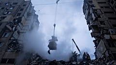 Rettungskräfte räumen die Trümmer eines Wohnhauses, das bei einem russischen Raketenangriff auf ein Wohnviertel in Dnipro zerstört worden war