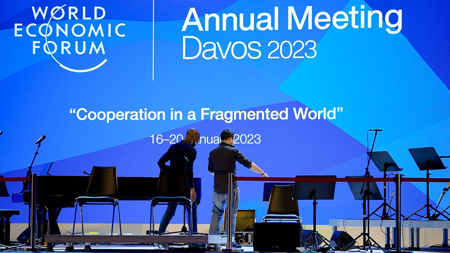 Előkészületek a davosi Világgazdasági Fórum helyszínén 2022. január 15-én
