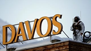Агент безопасности на крыше отеля в Давосе