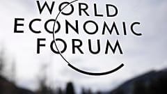 Logotipo del Foro Económico Mundial en el Centro de Congresos en la víspera de la reunión anual del Foro en Davos, Suiza, domingo, 15 de enero 2023. 