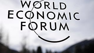 Logotipo del Foro Económico Mundial en el Centro de Congresos en la víspera de la reunión anual del Foro en Davos, Suiza, domingo, 15 de enero 2023.