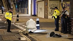 Policiers sur la scène de la fusillade dans le centre de Londres, le 14 janvier 2023 