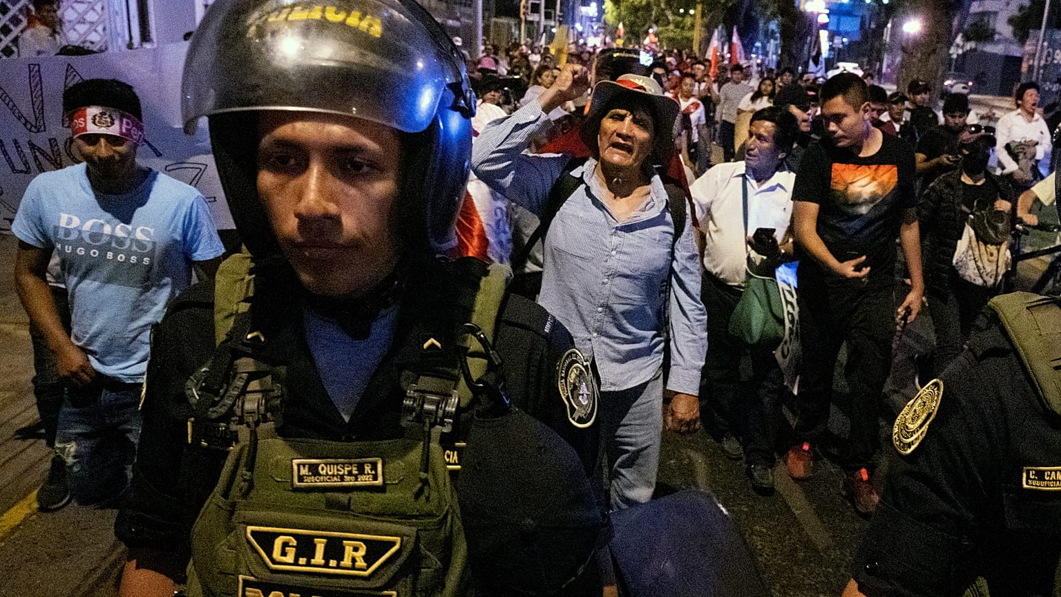 Peru'da protestocular Pazar akşamından itibaren başkent Lima'da toplanmaya başladı