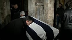 Dos ciudadanos griegos besando el féretro del rey Constantino II
