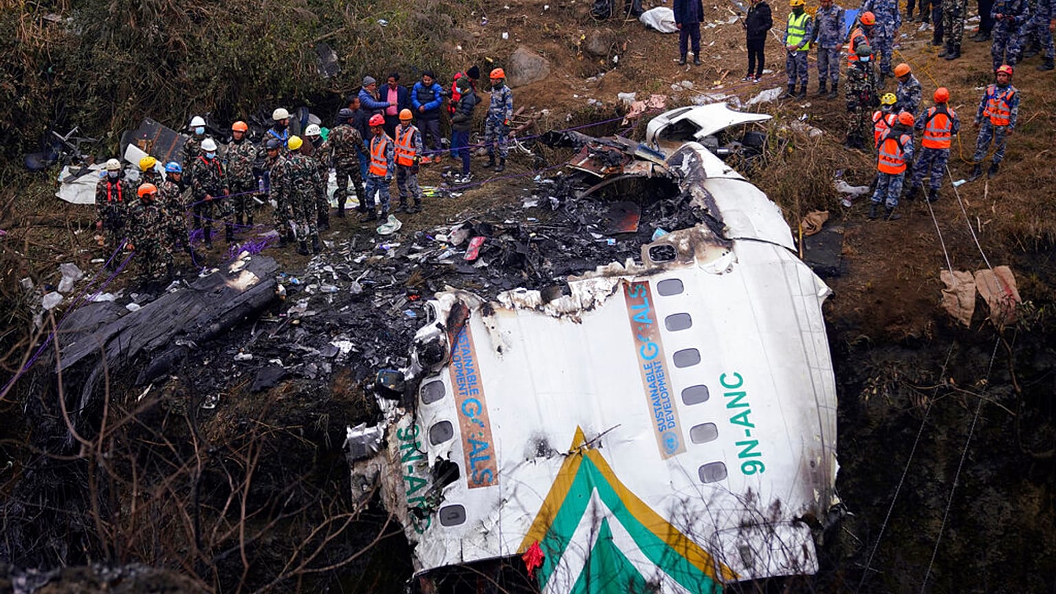 Rettungskräfte untersuchen die Absturzstelle eines Passagierflugzeugs in Pokhara, Nepal