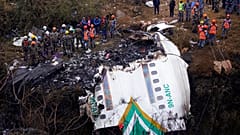 Rettungskräfte untersuchen die Absturzstelle eines Passagierflugzeugs in Pokhara, Nepal