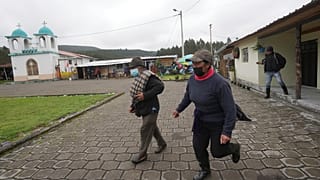 Vecinos de Ticatilin realizando un simulacro ante una posible erupción del volcán Cotopaxi. Foto tomada el 15 de enero de 2023.