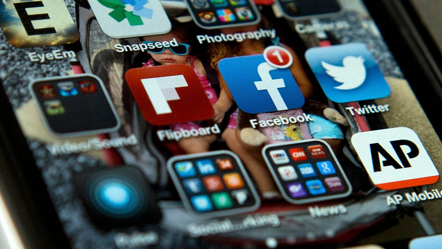 شاشة لهاتف "آي فون" يظهر عليها تطبيقات للتواصل الاجتماعي