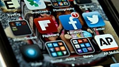 شاشة لهاتف "آي فون" يظهر عليها تطبيقات للتواصل الاجتماعي