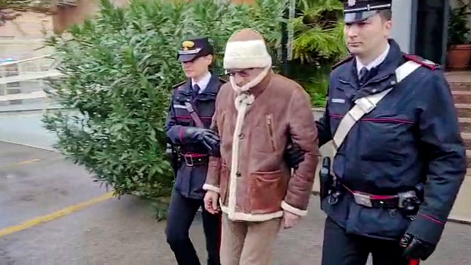 En esta imagen tomada de un vídeo difundido por los Carabinieri italianos el lunes 16 de enero de 2023, el alto jefe de la mafia Matteo Messina Denaro, después de su arresto.