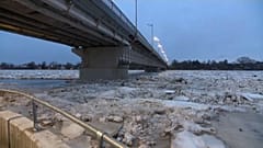 Eisschollen verlangsamen den Abfluss des Wassers