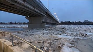Eisschollen verlangsamen den Abfluss des Wassers
