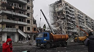 Les opérations de secours et d'évacuation des gravats se sont maintenues ce lundi 16 janvier 2023