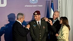 هرتسي هليفي رئيس أركان الجيش الإسرائيلي الجديد ورئيس الوزراء الإسرائيلي خلال التعيين الرسمي في القدس. 