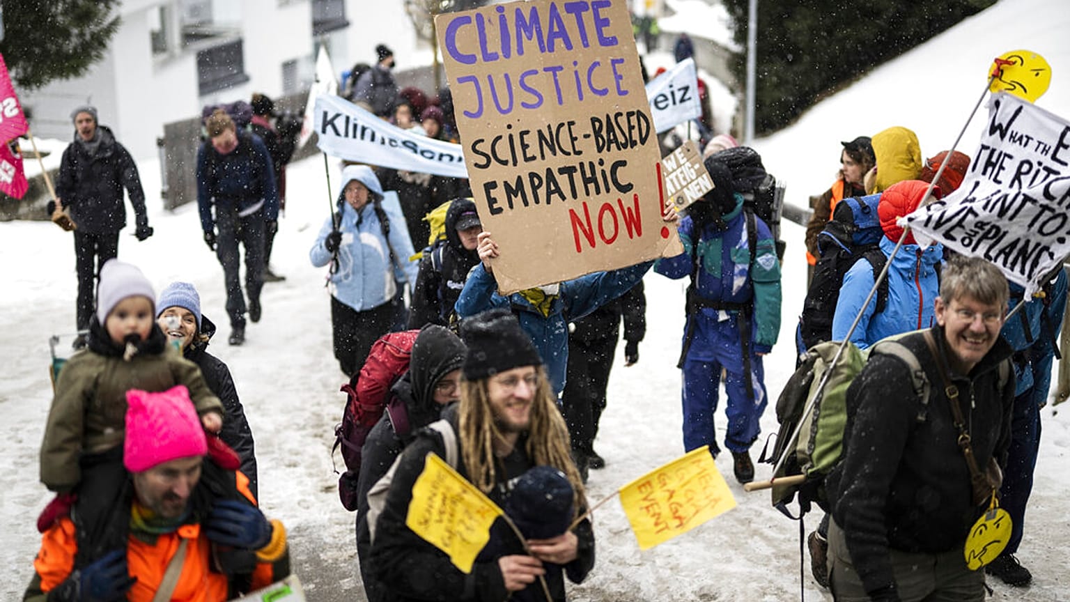 Ativistas climáticos juntam-se em protesto, em Davos, Suíça