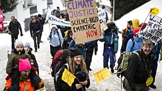 Ativistas climáticos juntam-se em protesto, em Davos, Suíça