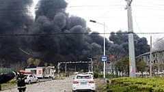 عناصر الإطفاء بعد انفجار في مصنع في محافظة شيانغشوي في يانتشنغ في مقاطعة جيانغسو شرق الصين.2019