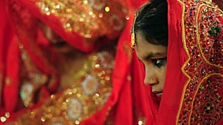 أرشيف: فتاة باكستانية خلال حفل زفاف جماعي. كراتشي، باكستان، 2014