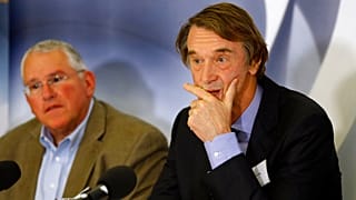 Jim Ratcliffe (jobbra) egy londoni sajtóértekezleten 2014. november 20-án.