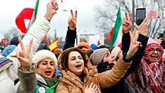 Манифестация солидарности с иранскими протестами у стен Европарламента в Страсбурге, 16 января 2023 г.