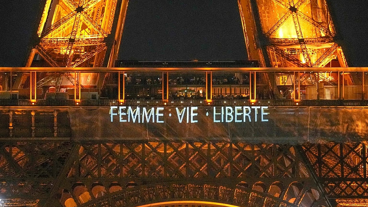 Die Slogans des iranischen Widerstands auf dem Eiffelturm 