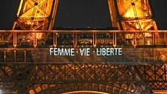 Die Slogans des iranischen Widerstands auf dem Eiffelturm 