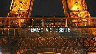 Die Slogans des iranischen Widerstands auf dem Eiffelturm
