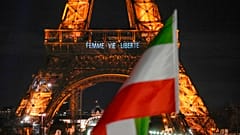 La Torre Eiffel ilumina la noche con los lemas "Mujer, vida, libertad" y "Alto a las ejecuciones en Irán" en apoyo a las protestas en Irán en París, lunes 16 de enero de 2023.