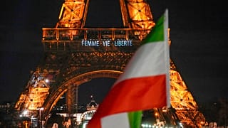 La Torre Eiffel ilumina la noche con los lemas "Mujer, vida, libertad" y "Alto a las ejecuciones en Irán" en apoyo a las protestas en Irán en París, lunes 16 de enero de 2023.