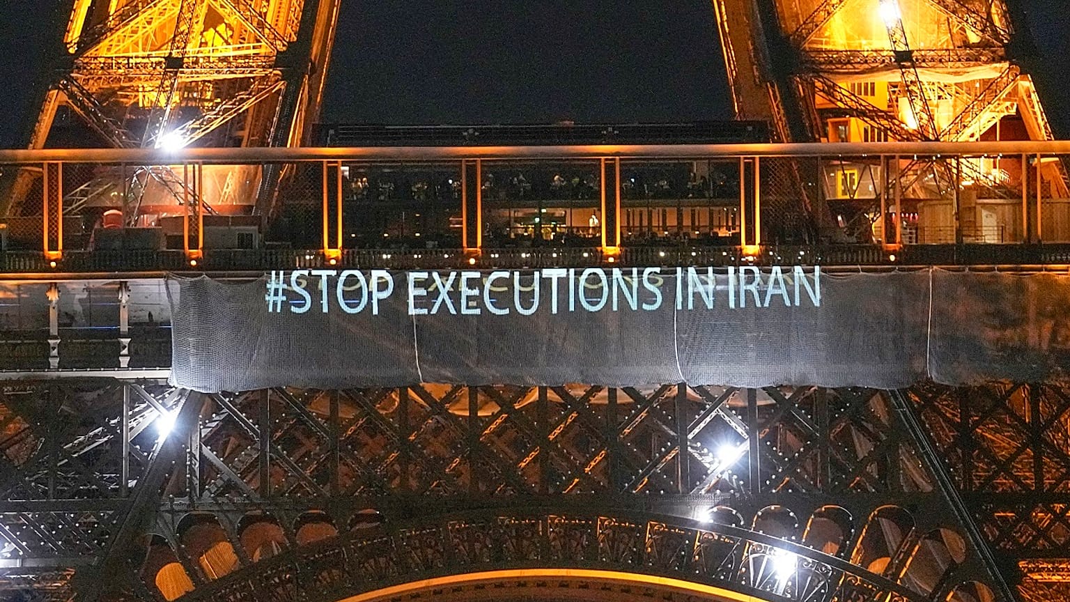 أضاء برج إيفل الليل بشعارات "أوقفوا الإعدام في إيران" و "المرأة، الحياة، الحرية" دعماً للاحتجاجات في جميع أنحاء إيران. باريس، الاثنين 16 يناير/كانون الثاني 2023