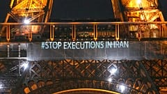 أضاء برج إيفل الليل بشعارات "أوقفوا الإعدام في إيران" و "المرأة، الحياة، الحرية" دعماً للاحتجاجات في جميع أنحاء إيران. باريس، الاثنين 16 يناير/كانون الثاني 2023