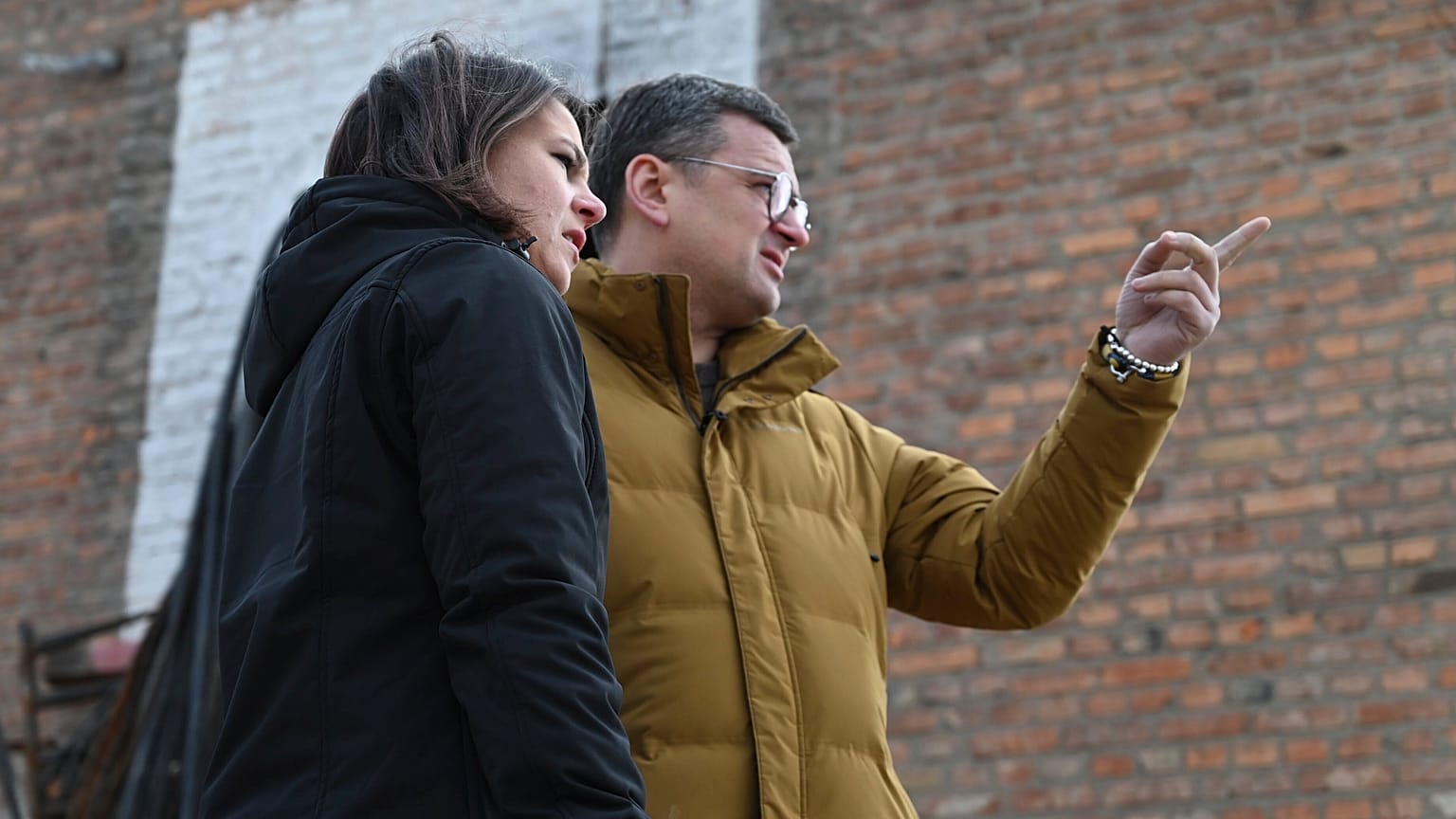 Annalena Baerbock (balra) és Dmitro Kuleba ukrán külügyminiszter a kelet-ukrajnai Harkivban 2023. január 10-én.