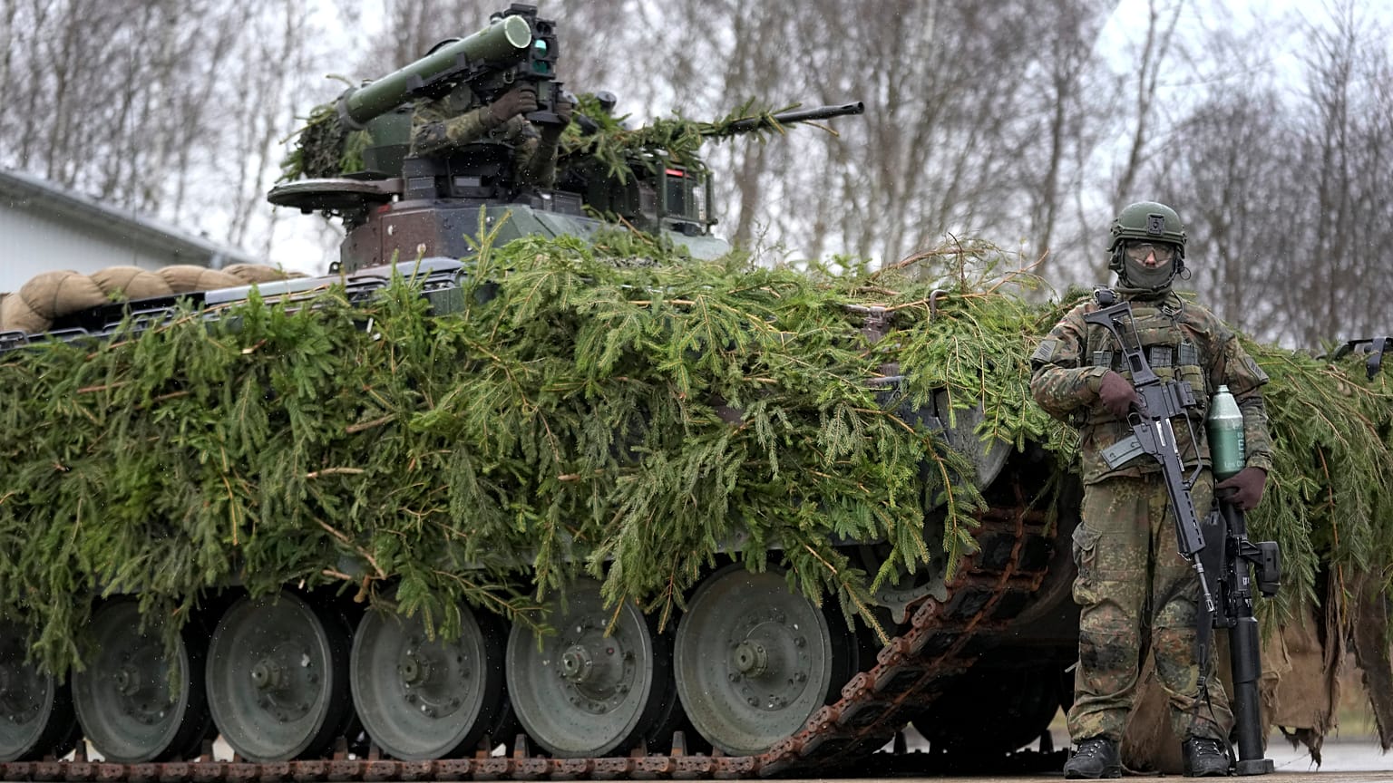 Imagen de ilustración. Un soldado alemán posa frente a un tanque en la localidad de Marienberg. Foto tomada el 12 de enero de 2023.