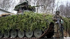 Imagen de ilustración. Un soldado alemán posa frente a un tanque en la localidad de Marienberg. Foto tomada el 12 de enero de 2023.