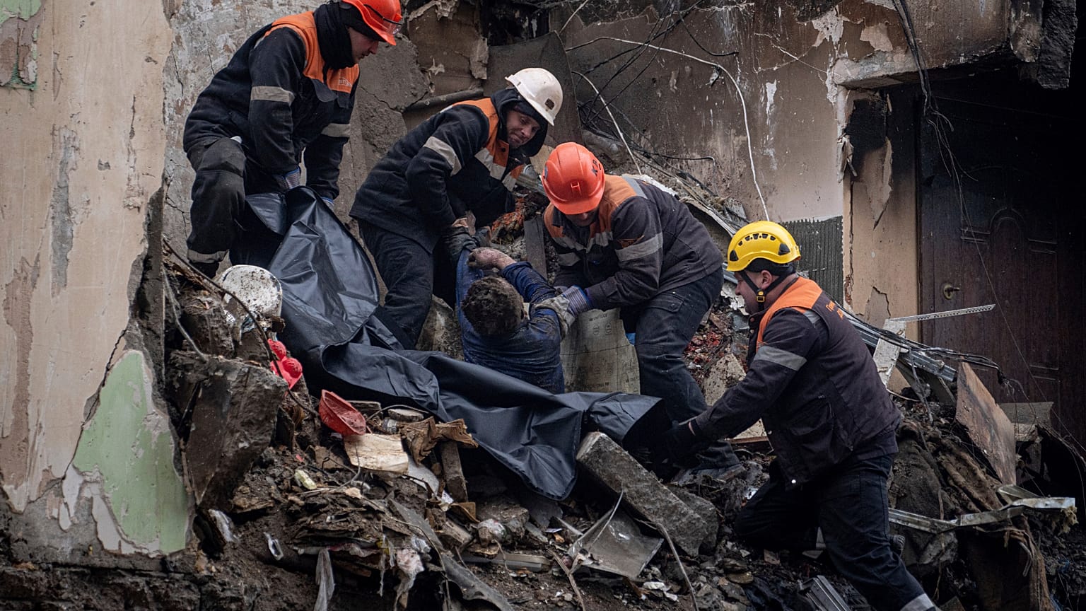 Equipas de busca e resgate retiram corpo de um prédio atingido por míssil russo em Dnipro