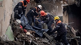 Equipas de busca e resgate retiram corpo de um prédio atingido por míssil russo em Dnipro