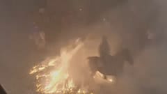 Rauch, Flammen und Hufgetrappel erfüllen das Dorf San Bartolome de Pinares 