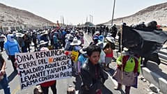 Cientos de manifestantes bloquean una carretera para protestar contra el Gobierno de Boluarte