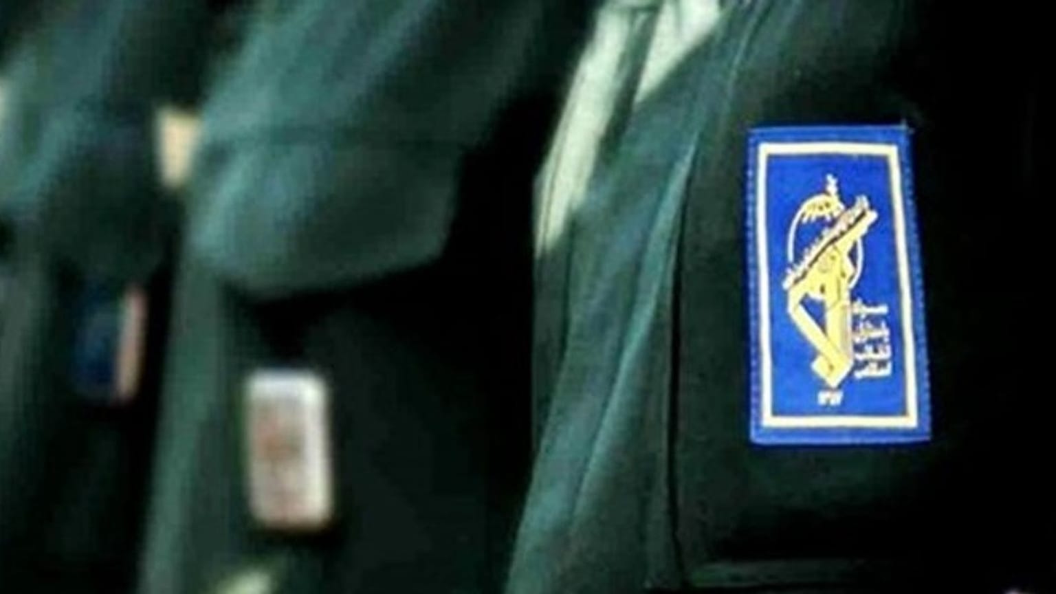 آرم سپاه روی لباس یک نیروی امنیتی ایران