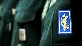 آرم سپاه روی لباس یک نیروی امنیتی ایران