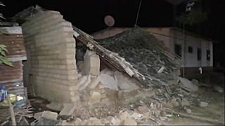 El seísmo fue seguido de más de 200 réplicas que causaron daños en más de 100 viviendas, así como desprendimientos de tierra en carreteras.