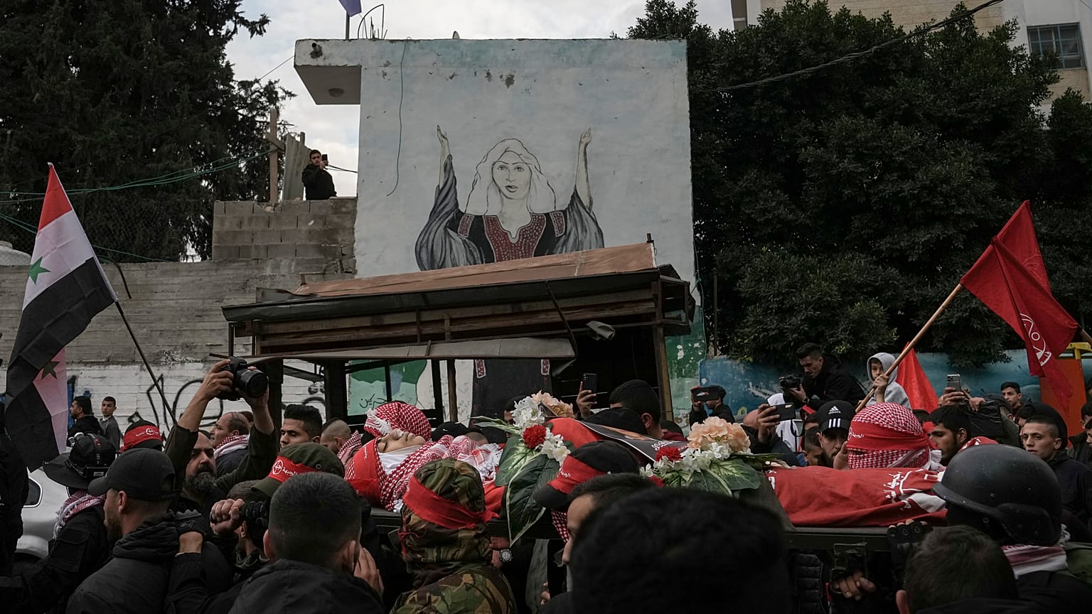 El cuerpo de Omar Khmour, llevado en procesión en el campo de refugiados de Deisheh