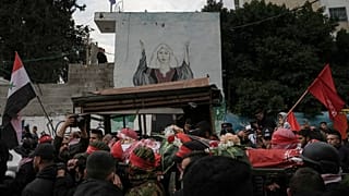 El cuerpo de Omar Khmour, llevado en procesión en el campo de refugiados de Deisheh