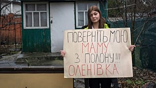 Alina beteg édesanyját tavaly áprilisban hurcolták el. „Hozzátok haza anyámat fogságból” – áll a lány kezében tartott táblán