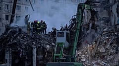 Разрушенный в результате российского авиаудара дом в Днепре