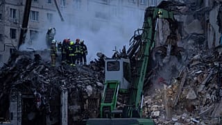 Разрушенный в результате российского авиаудара дом в Днепре