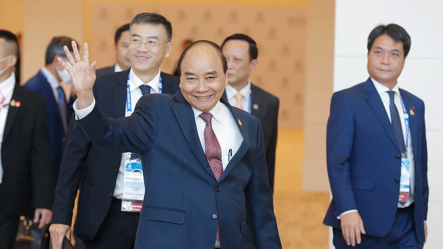 Vietnam Devlet Başkanı Nguyen Xuan Phuc, kalabalığı selamlarken