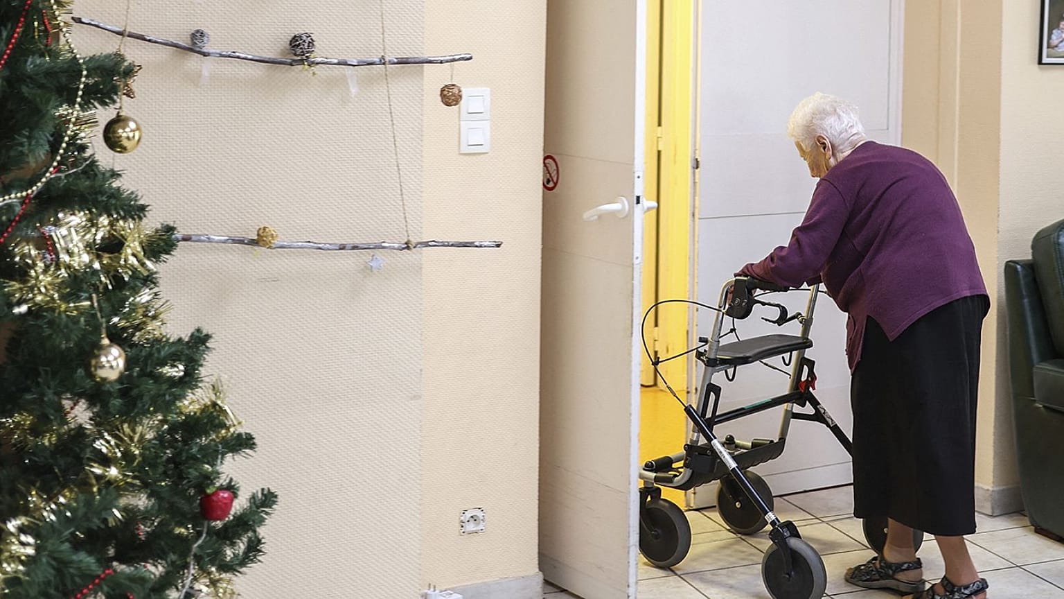 Una mujer pasea en una residencia de mayores en Saint-Sulpice-La-Pointe, sur de Francia, 4 de enero de 2023.