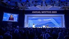السيدة الأولى في أوكرانيا أولينا زيلينسكا توجّه كلمة للمشاركين في الاجتماع السنوي للمنتدى الاقتصادي العالمي في دافوس،17 يناير 2023.